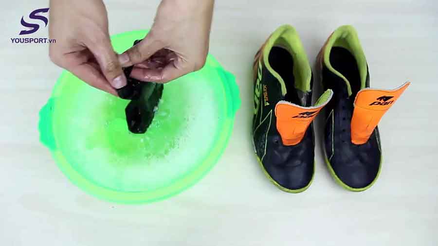 cách vệ sinh giày đá bóng & cách bảo quản giày đá bóng